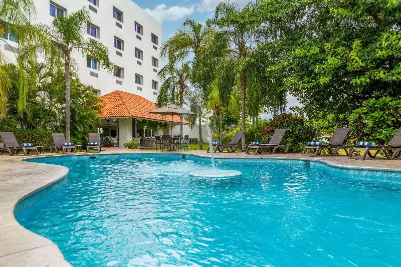 هتل Comfort Inn Puerto Vallarta Golfside & Marina