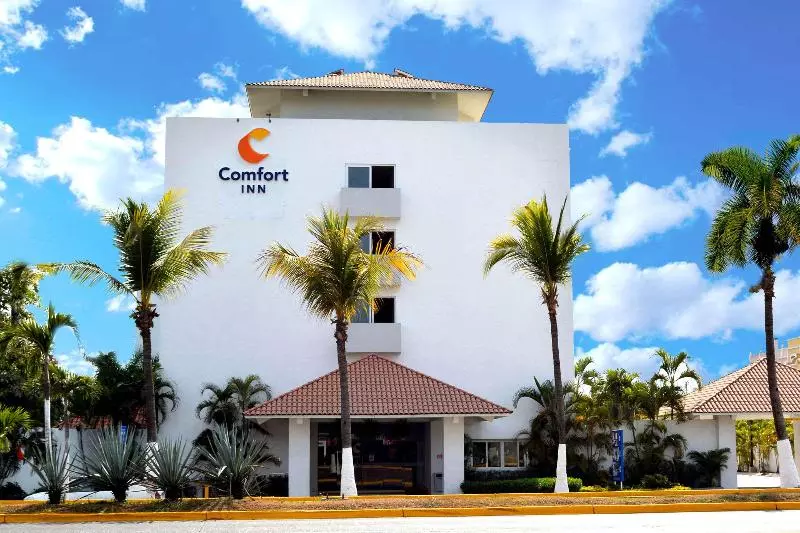 هتل Comfort Inn Puerto Vallarta Golfside & Marina