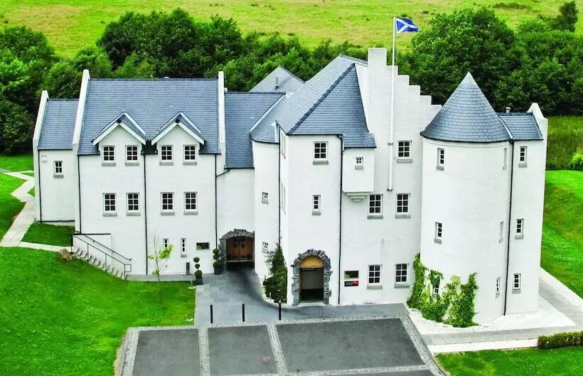 هتل Glenskirlie Castle