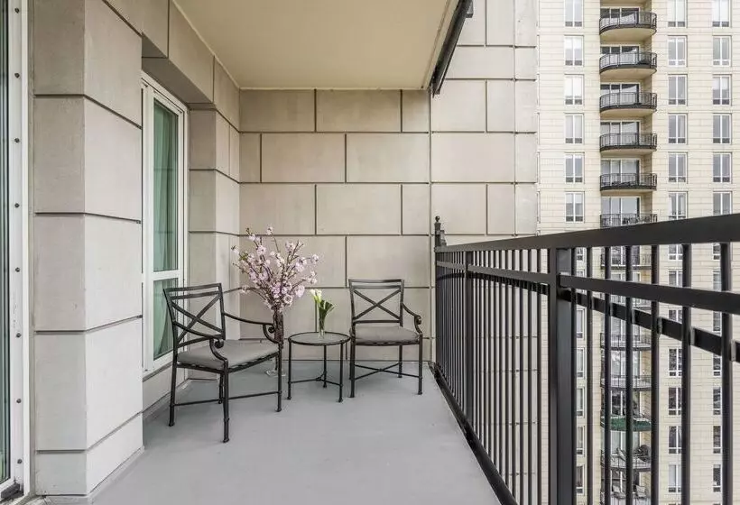 هتل Waldorf Astoria Chicago