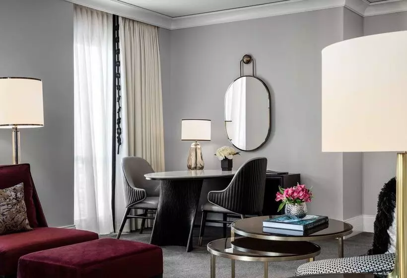 هتل Waldorf Astoria Chicago