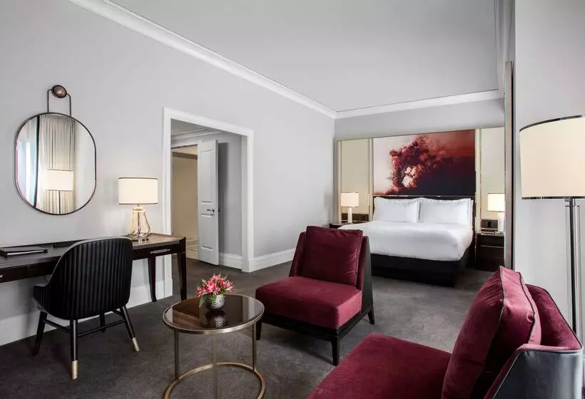 هتل Waldorf Astoria Chicago