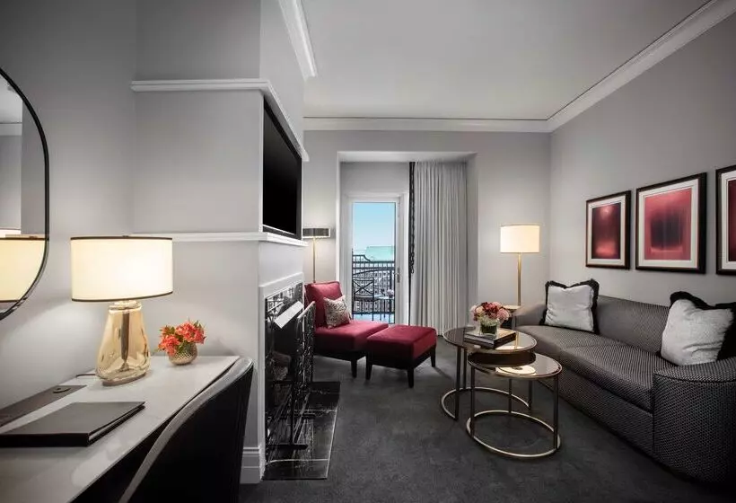 هتل Waldorf Astoria Chicago