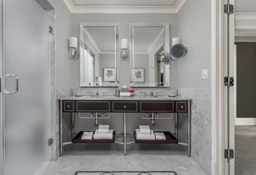 هتل Waldorf Astoria Chicago