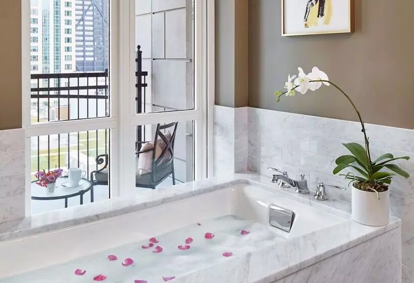 هتل Waldorf Astoria Chicago