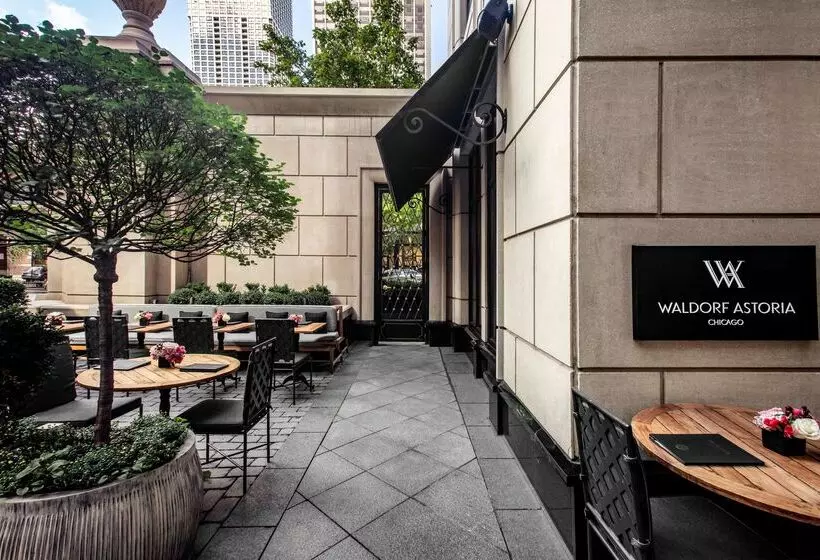 هتل Waldorf Astoria Chicago