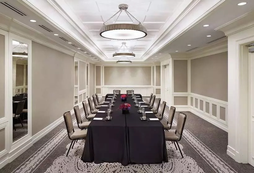 هتل Waldorf Astoria Chicago