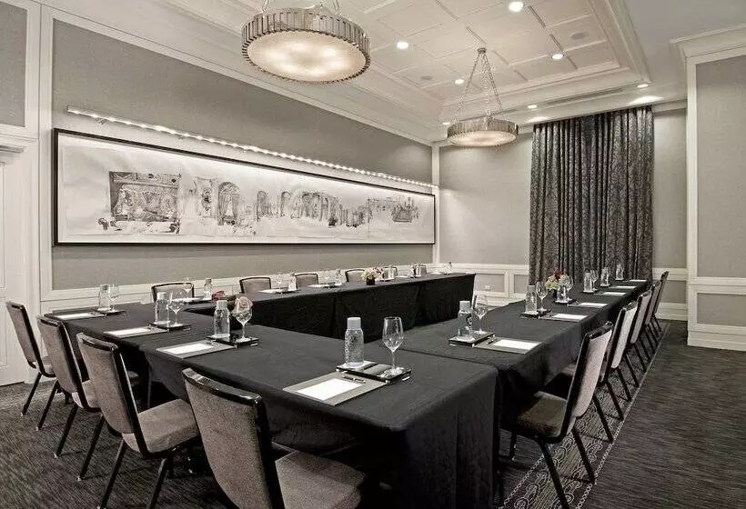 هتل Waldorf Astoria Chicago