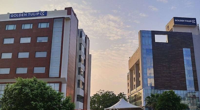 בית מלון כפרי Golden Tulip Lucknow