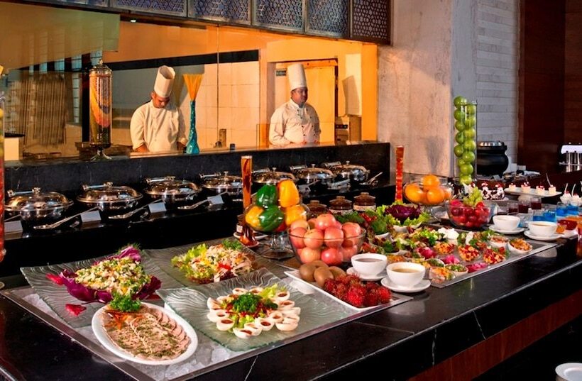 בית מלון כפרי Golden Tulip Lucknow