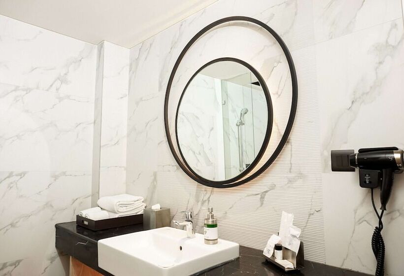 בית מלון כפרי Golden Tulip Lucknow