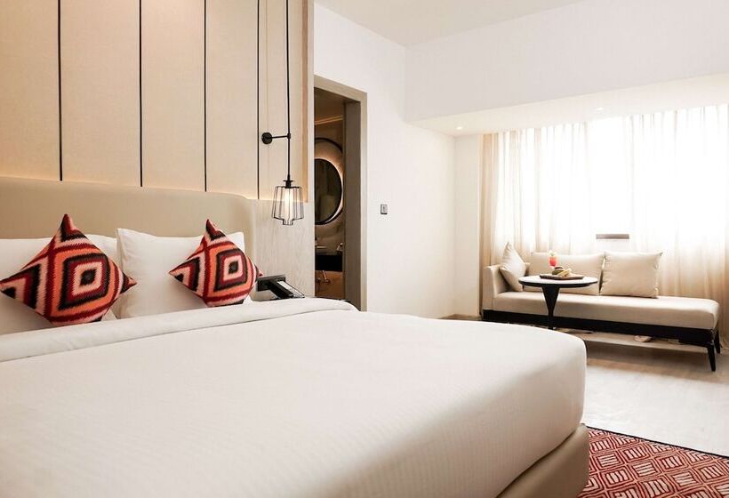 בית מלון כפרי Golden Tulip Lucknow