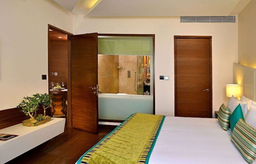 בית מלון כפרי Golden Tulip Lucknow