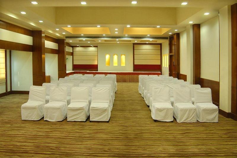 בית מלון כפרי Golden Tulip Lucknow