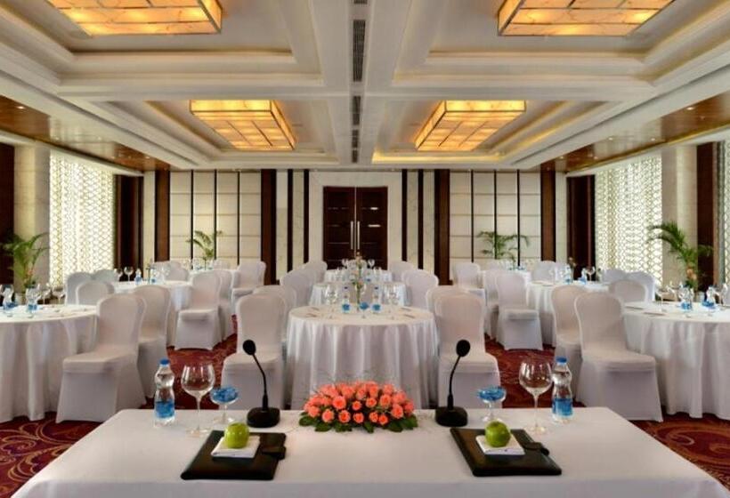 בית מלון כפרי Golden Tulip Lucknow