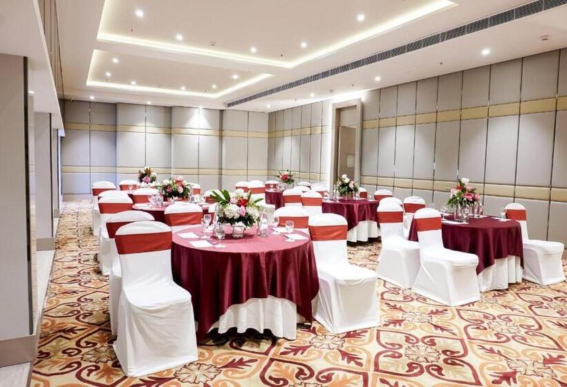 בית מלון כפרי Golden Tulip Lucknow