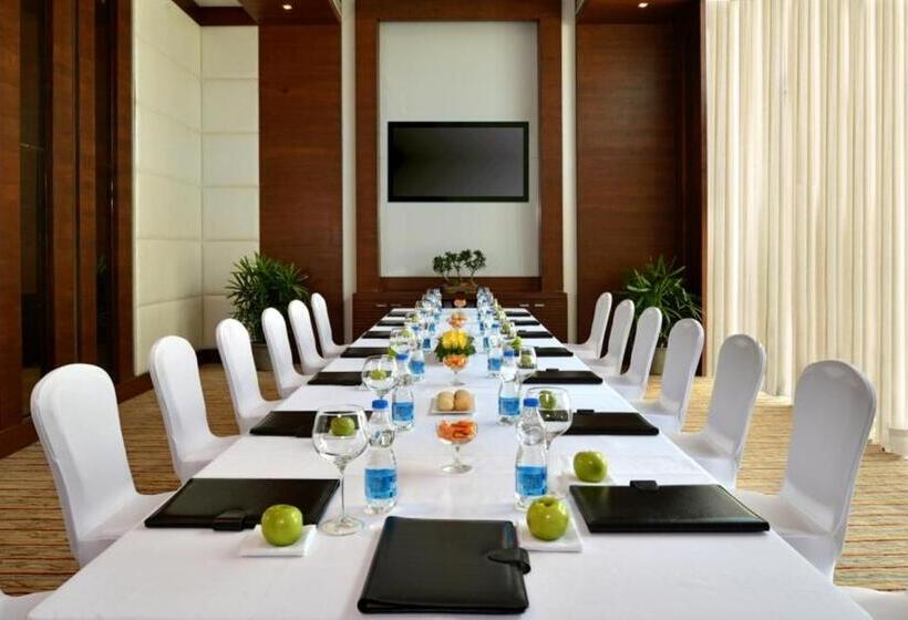 בית מלון כפרי Golden Tulip Lucknow