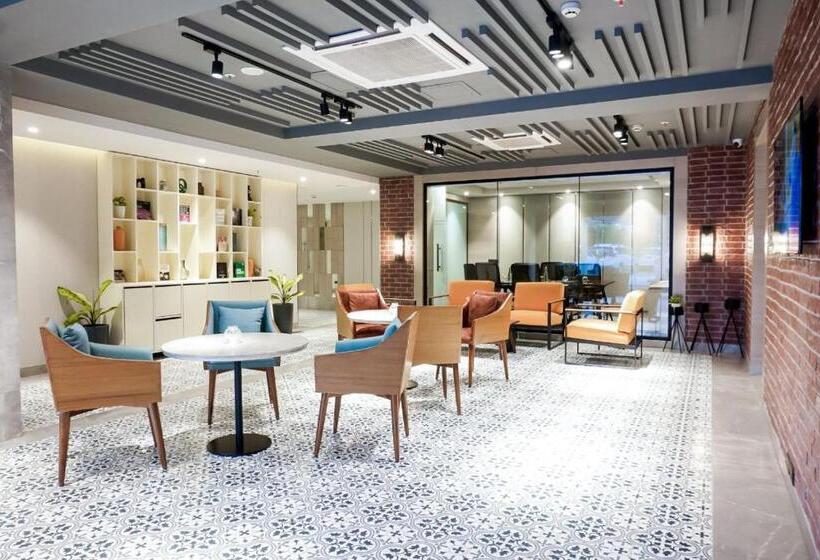 בית מלון כפרי Golden Tulip Lucknow