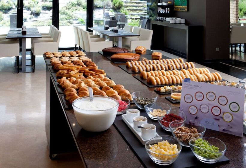 هتل NH Madrid Ribera Del Manzanares