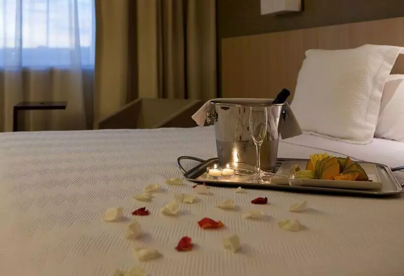 هتل NH Madrid Ribera Del Manzanares