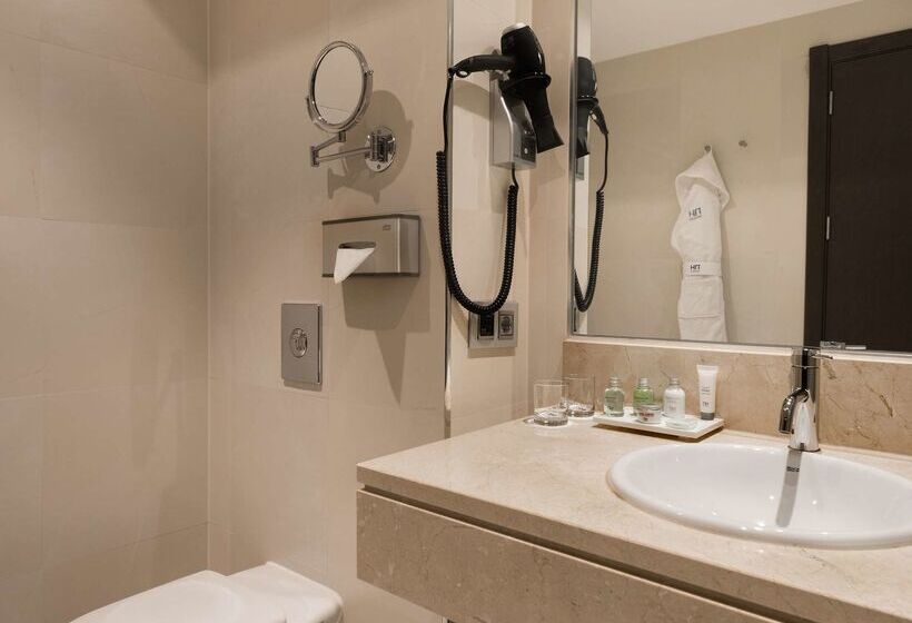 هتل NH Madrid Ribera Del Manzanares