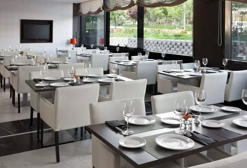 هتل NH Madrid Ribera Del Manzanares