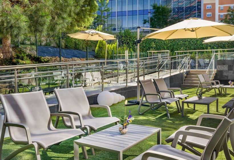 هتل NH Madrid Ribera Del Manzanares