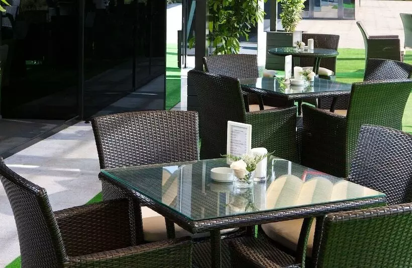 هتل NH Madrid Ribera Del Manzanares