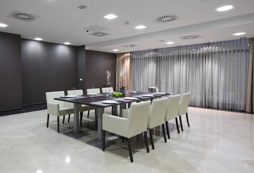 هتل NH Madrid Ribera Del Manzanares