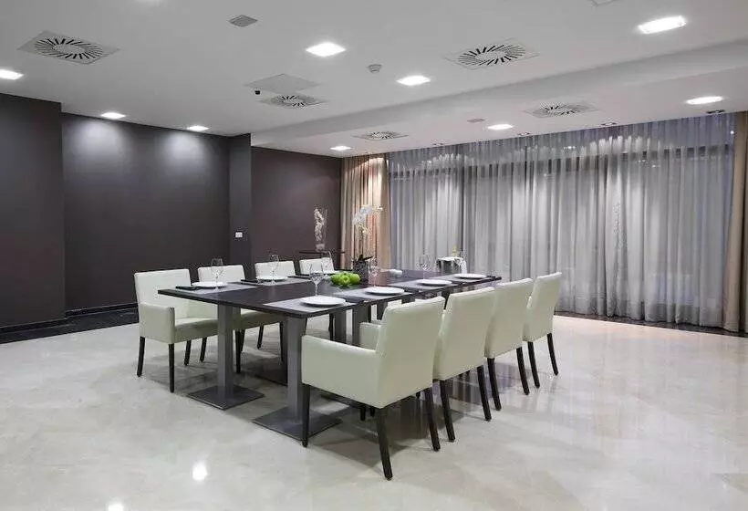 هتل NH Madrid Ribera Del Manzanares