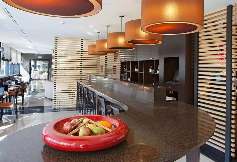 هتل NH Madrid Ribera Del Manzanares