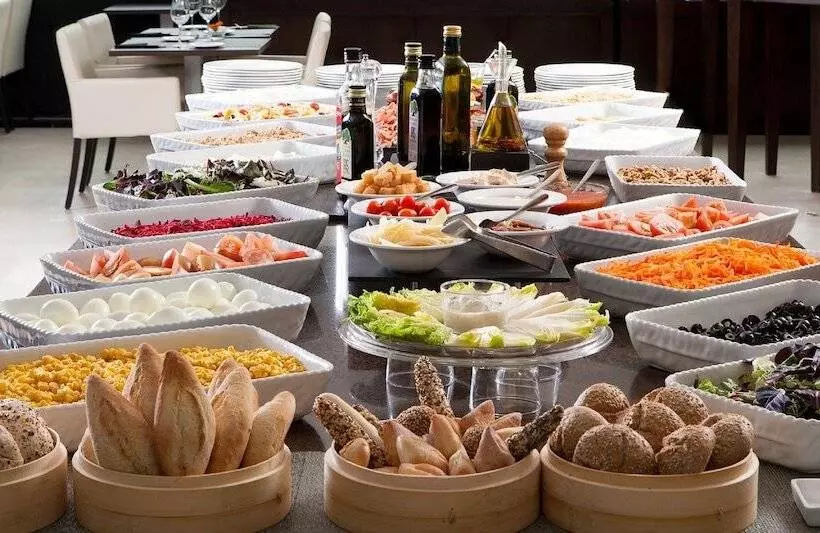 هتل NH Madrid Ribera Del Manzanares