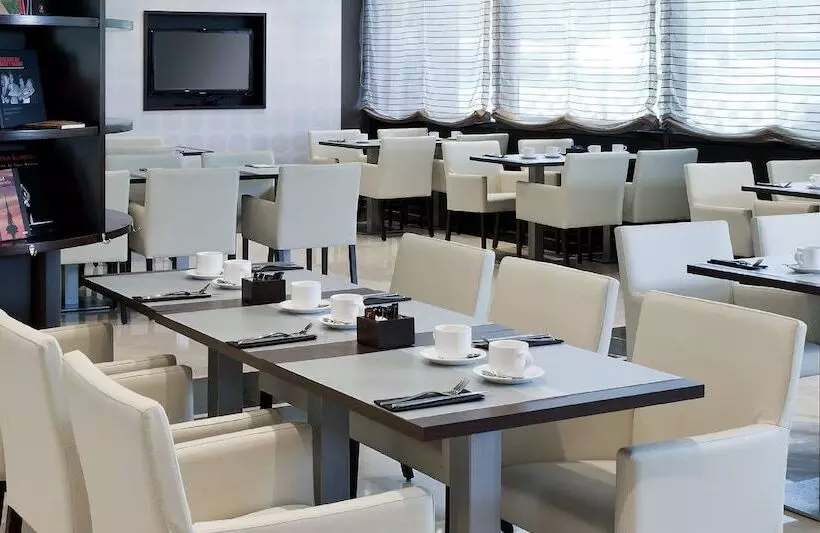 هتل NH Madrid Ribera Del Manzanares