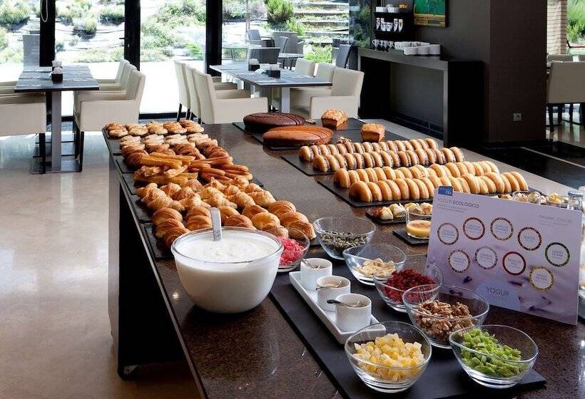 هتل NH Madrid Ribera Del Manzanares