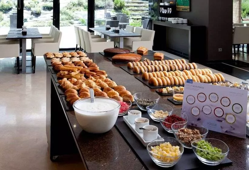 هتل NH Madrid Ribera Del Manzanares