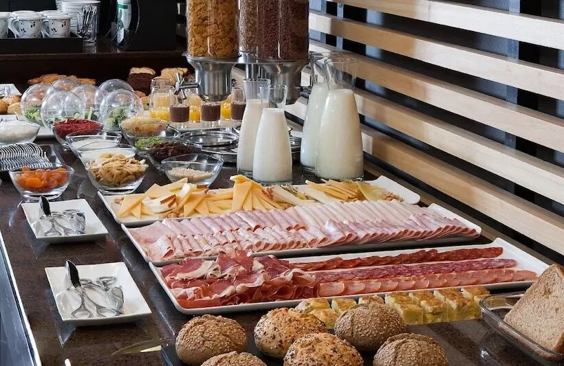 هتل NH Madrid Ribera Del Manzanares