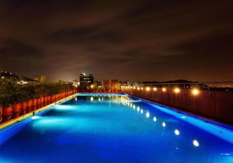 فندق E Square The Fern, Pune