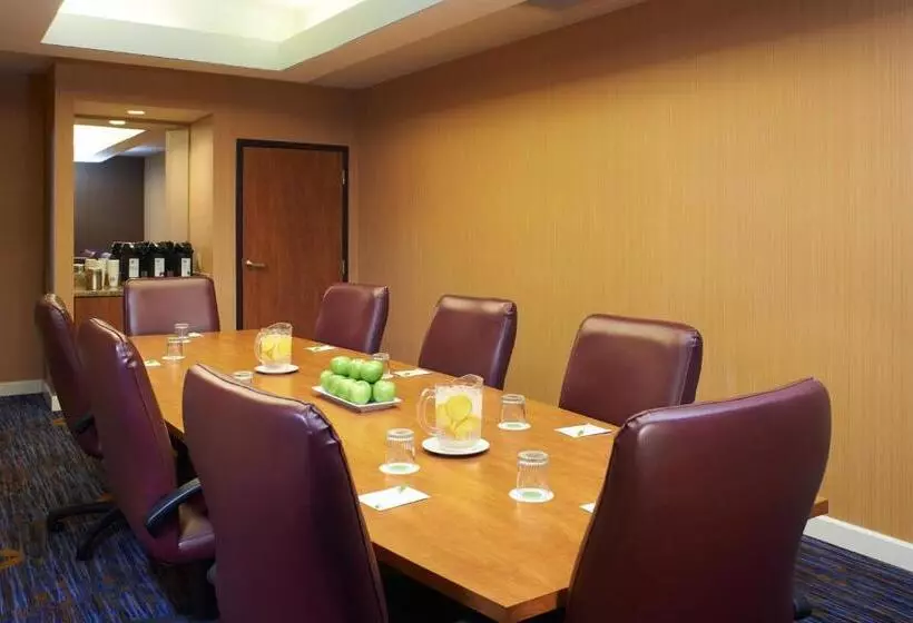 Отель Courtyard Kansas City Overland Park/convention Center