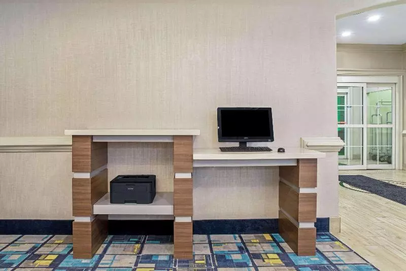 هتل La Quinta Inn & Suites By Wyndham Lake Charles Casino Area