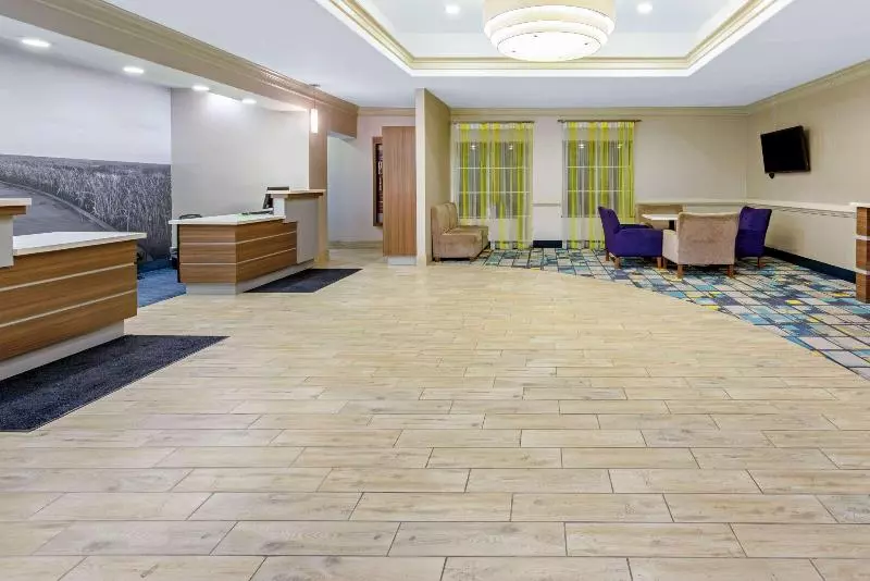 هتل La Quinta Inn & Suites By Wyndham Lake Charles Casino Area