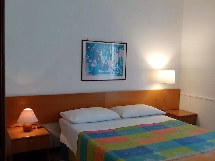 تختخواب و صبحانه Ariston Petit