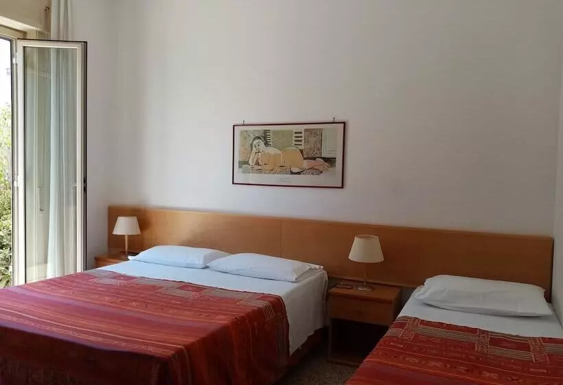 تختخواب و صبحانه Ariston Petit