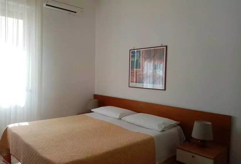 تختخواب و صبحانه Ariston Petit