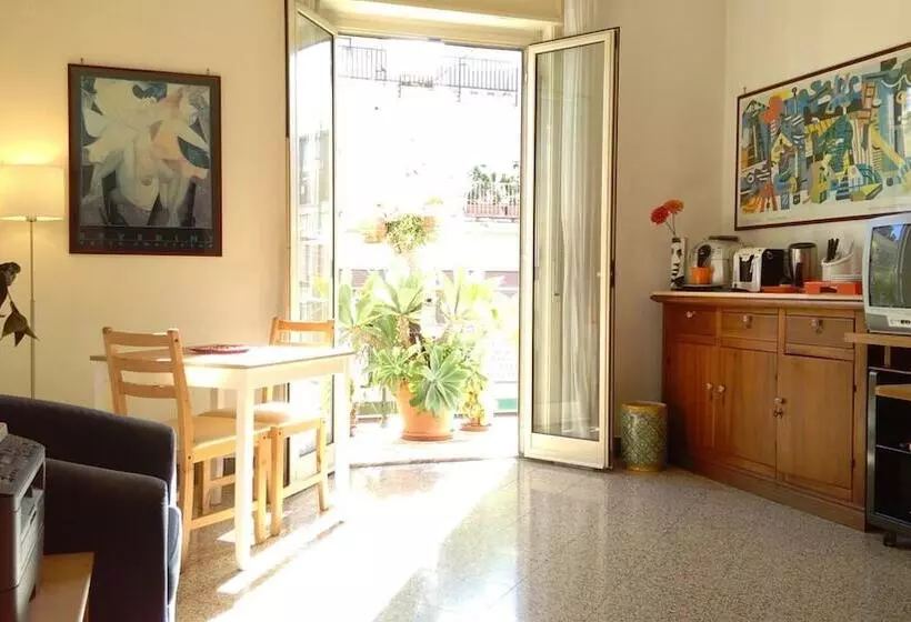 تختخواب و صبحانه Ariston Petit