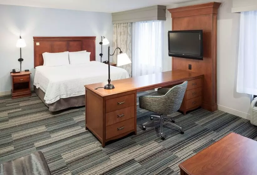 Hampton Inn & Suites Cedar Rapids North