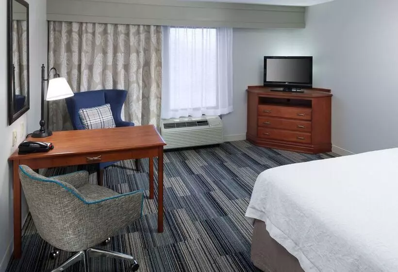 Hampton Inn & Suites Cedar Rapids North