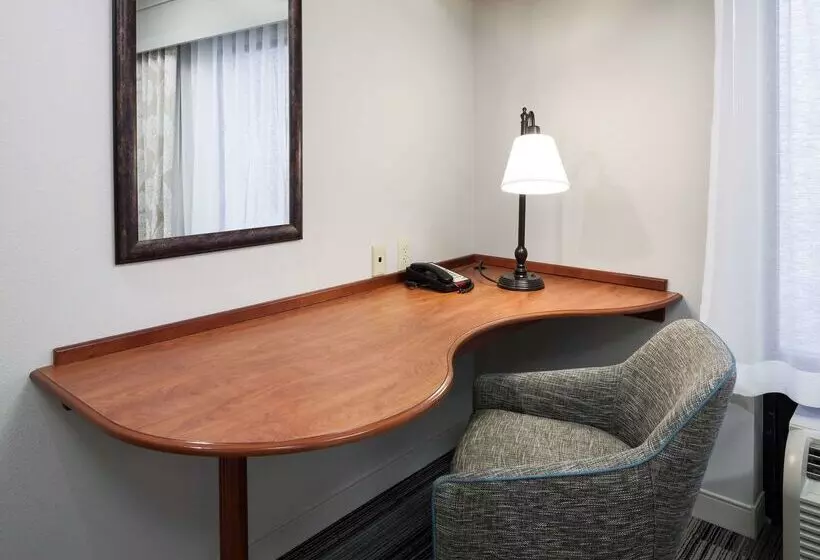 Hampton Inn & Suites Cedar Rapids North