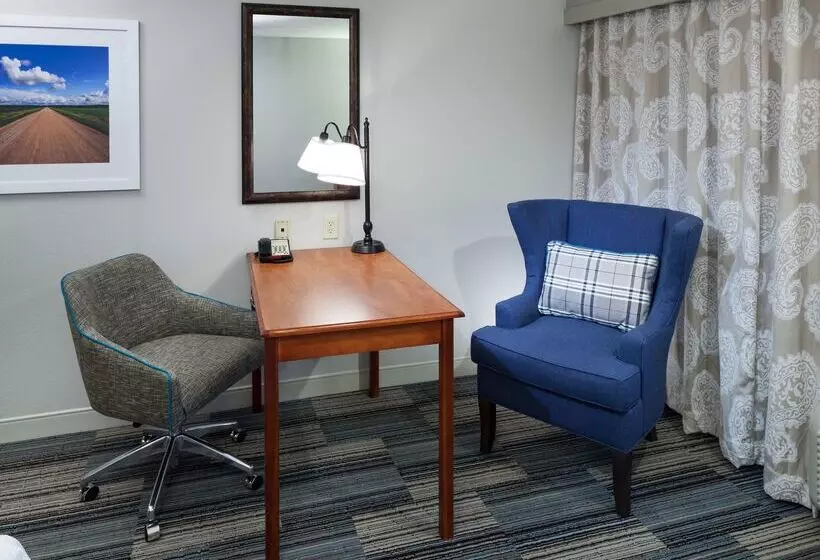 Hampton Inn & Suites Cedar Rapids North