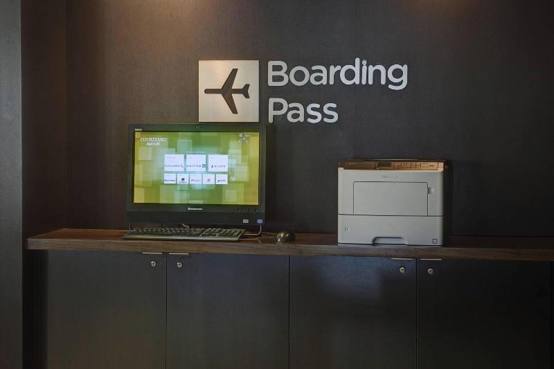 هتل Courtyard By Marriott Indianapolis Airport