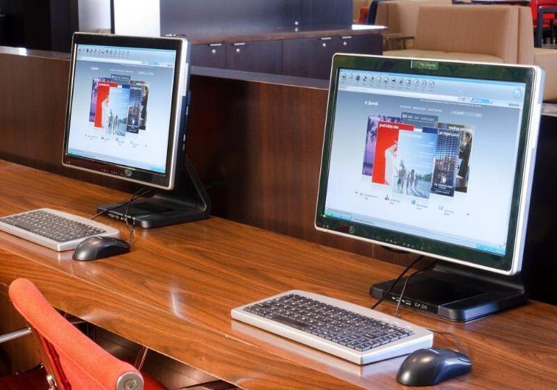 هتل Courtyard By Marriott Indianapolis Airport